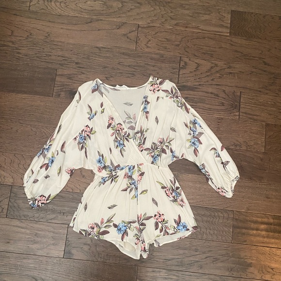 Subtle Floral Romper - Picture 2 of 4